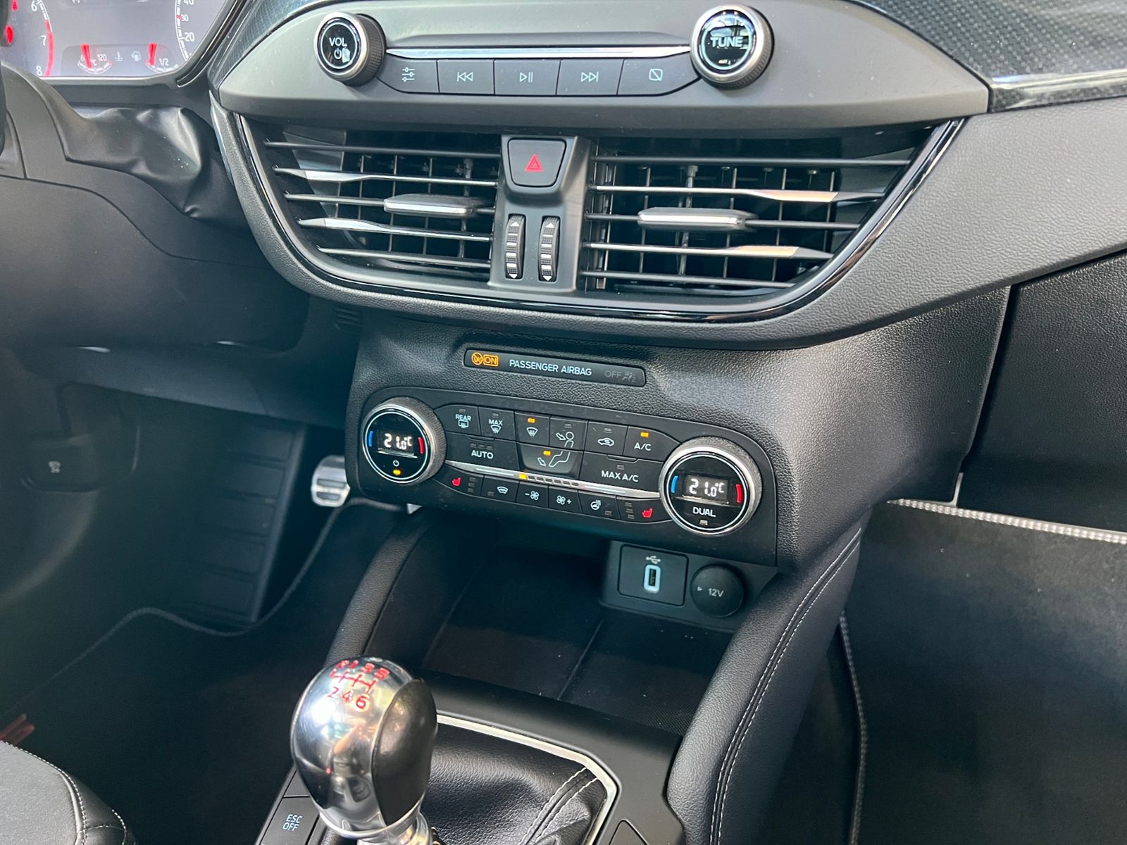 Fahrzeugabbildung Ford Focus Lim. ST PANO B&O AHK LED