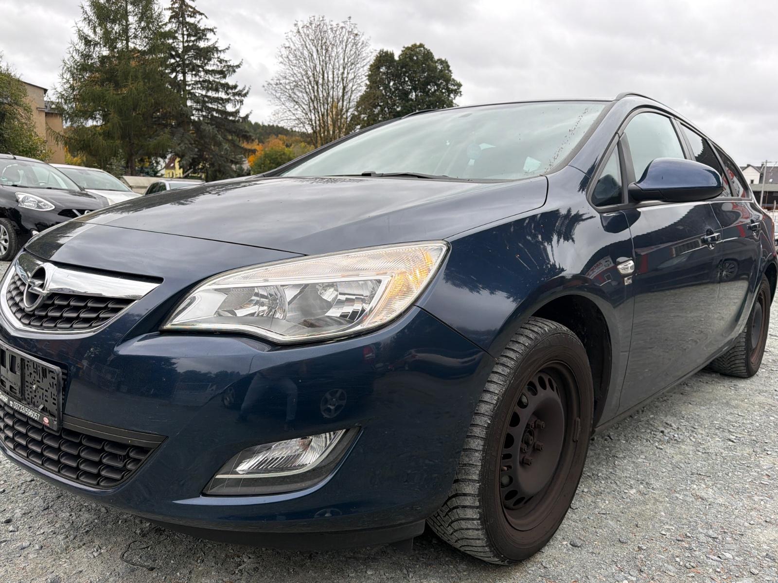 Opel Astra 2012 — rear view