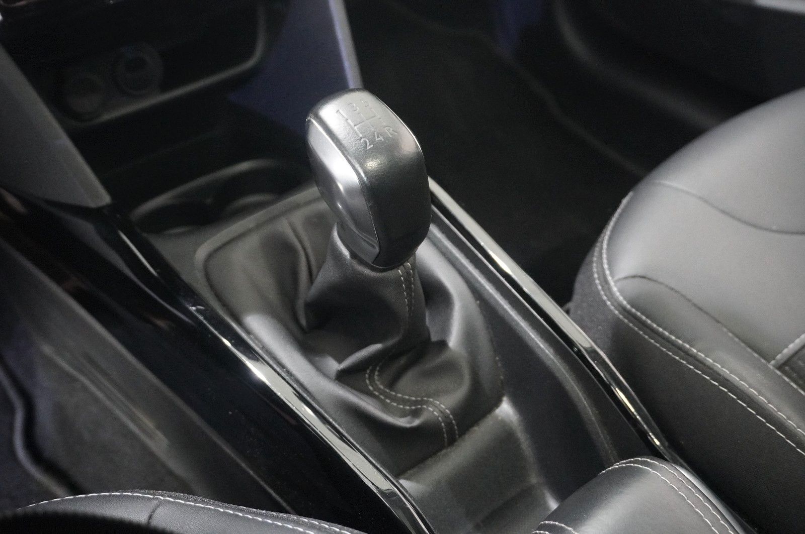 Fahrzeugabbildung Peugeot 2008 1.5D ALLURE NAVI/LED/KAMERA/SHZ/PANO./SPORT