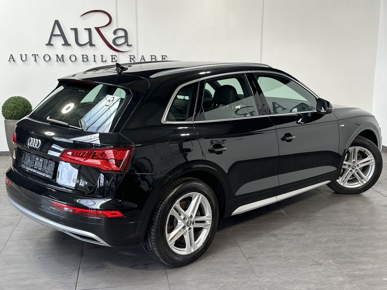 Fahrzeugabbildung Audi Q5 35 TDI S-Line NAV+XEN+AHK+STANDHEIZUNG+1HD+PP