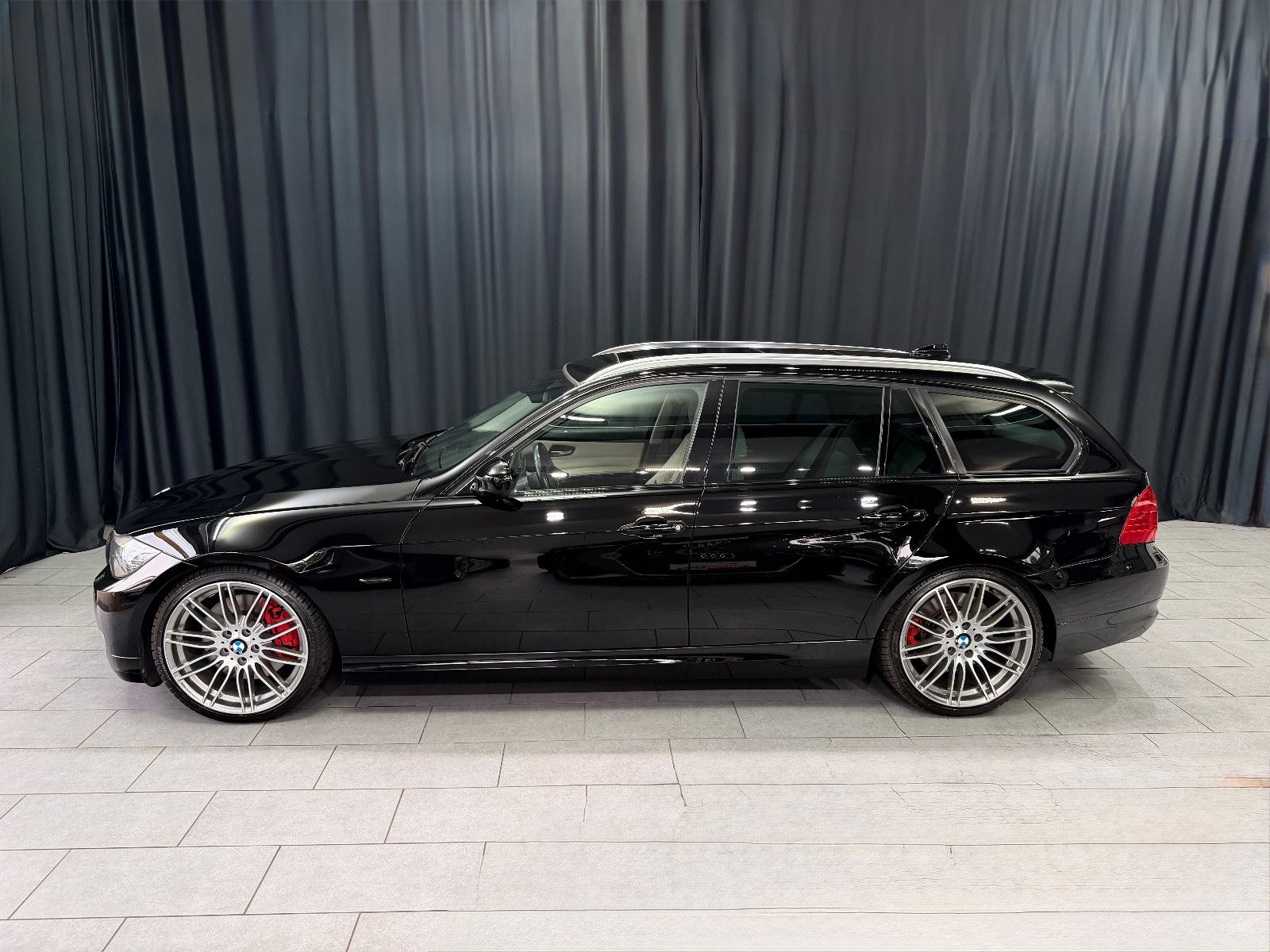 Fahrzeugabbildung BMW 335 i xDrive Touring|LEDER|NAVI|PANO
