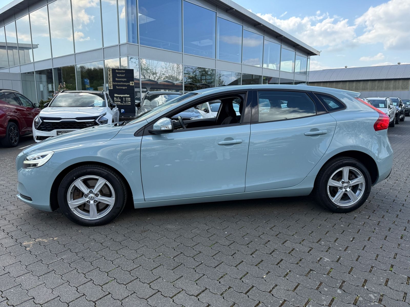 Fahrzeugabbildung Volvo V40 Kinetic SENSUS CONNECT LED SHZ PDC ALU