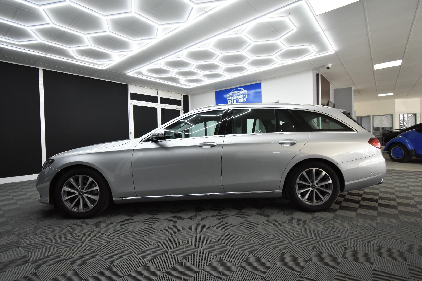 Mercedes-Benz E 220  SHZ AHK RFK LED Ambiente.