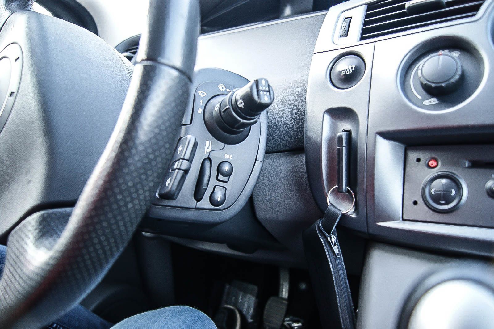 Fahrzeugabbildung Renault Scenic II 1.6i Dynamique Confort Klima