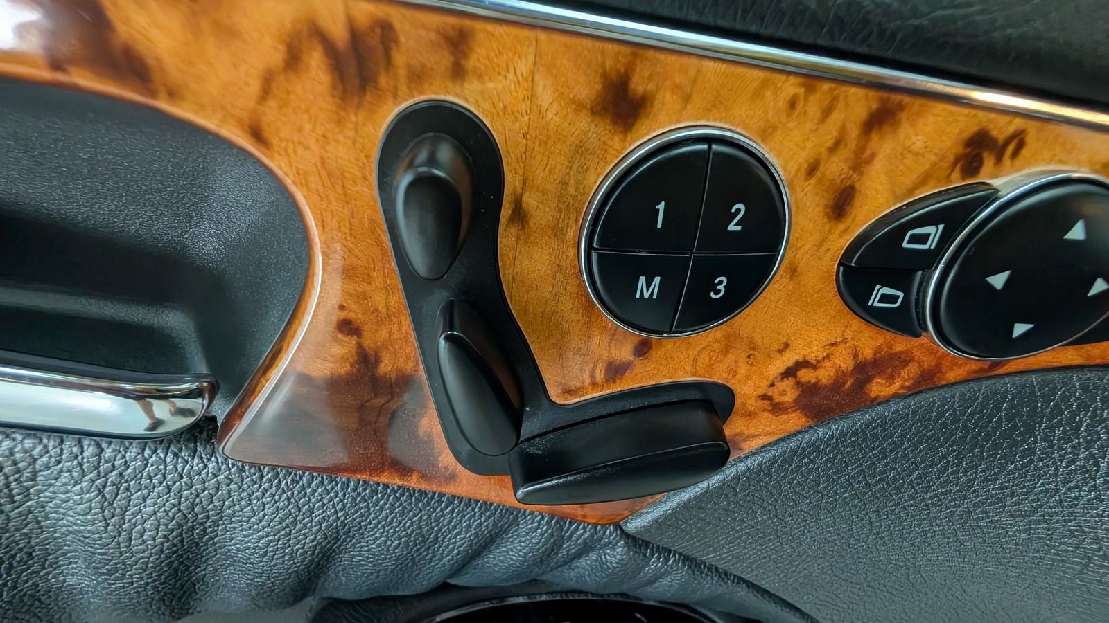 Fahrzeugabbildung Mercedes-Benz E 320 4Matic * Bi- Xenon * STHZ * Elegance