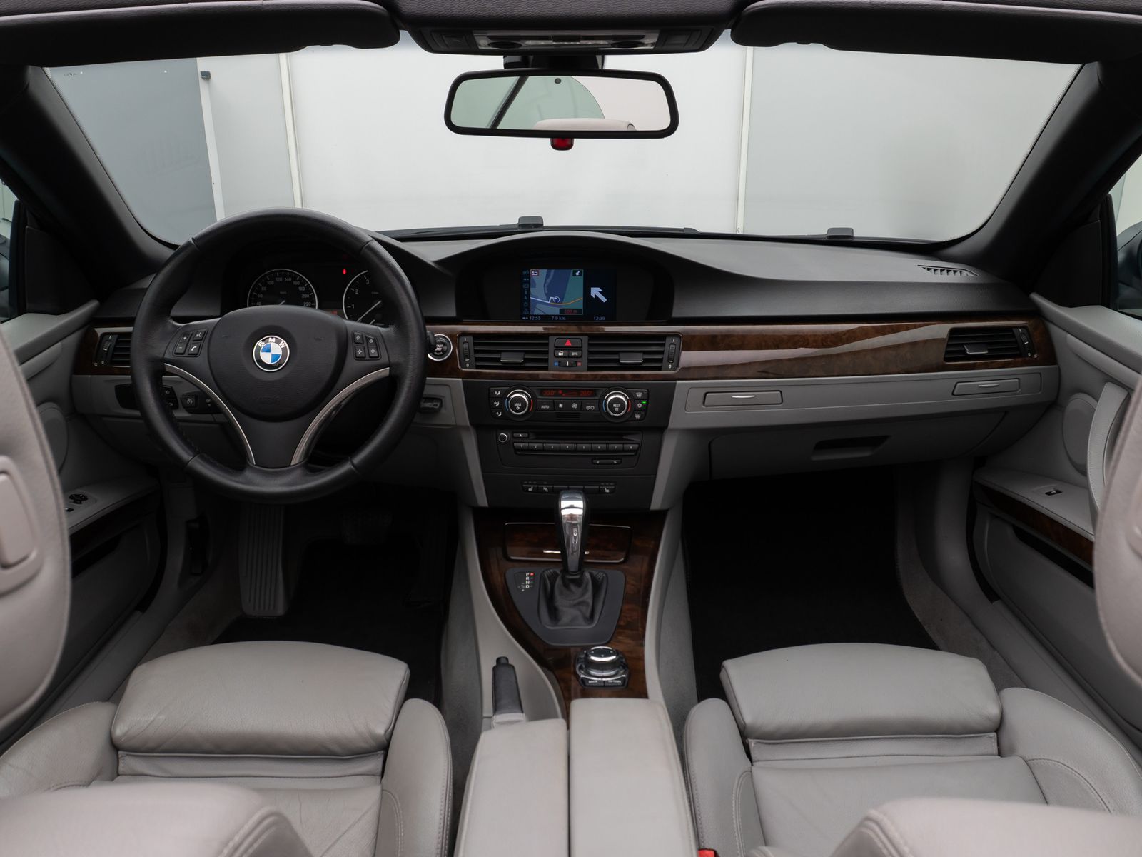 Fahrzeugabbildung BMW 320i Cabrio PDC Navi Sitzhzg Xenon 8fach Sport