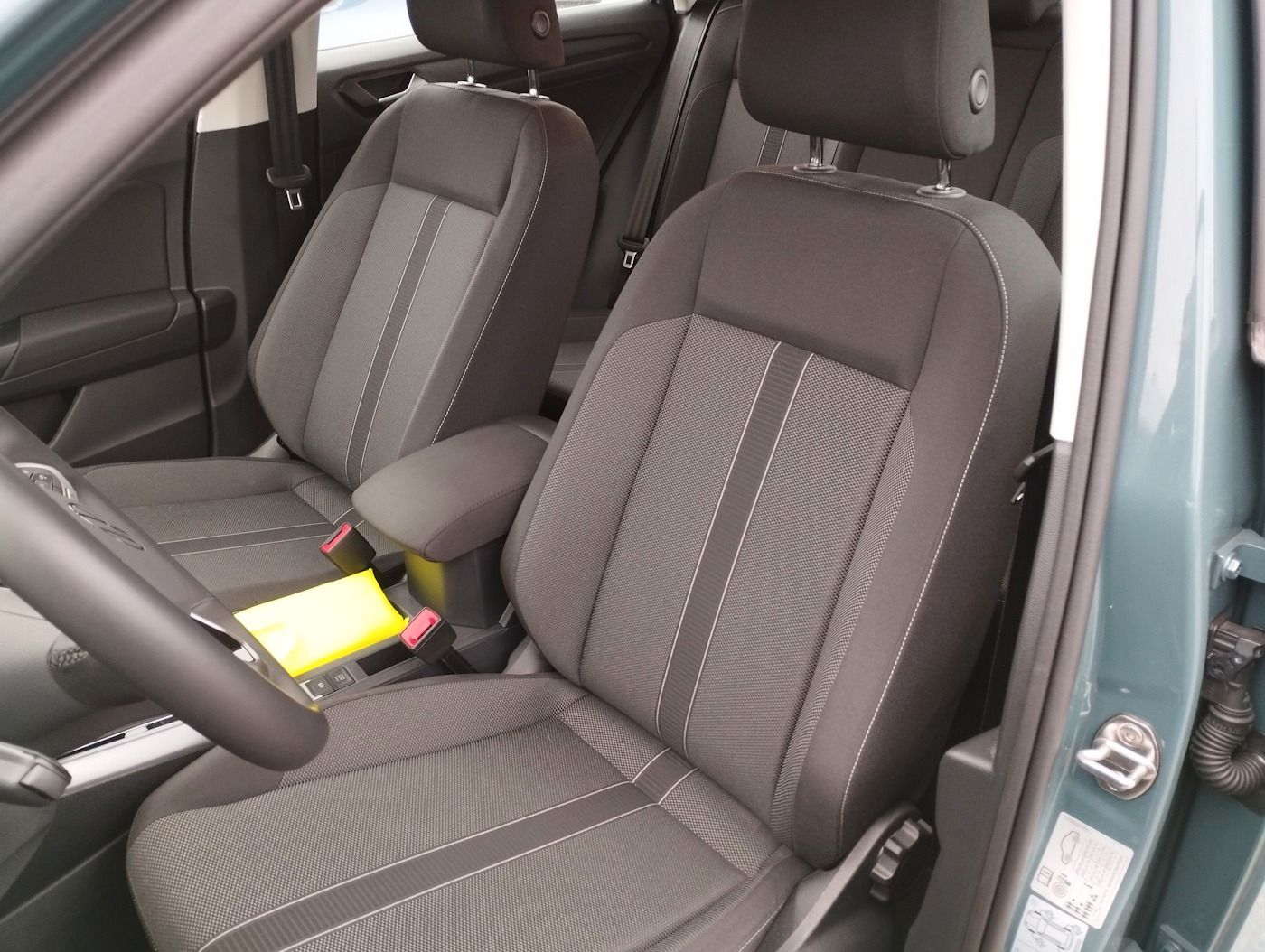 Fahrzeugabbildung Volkswagen T-Roc 1.5 Life NEU42T AHK Standhz ACC LED Kamera