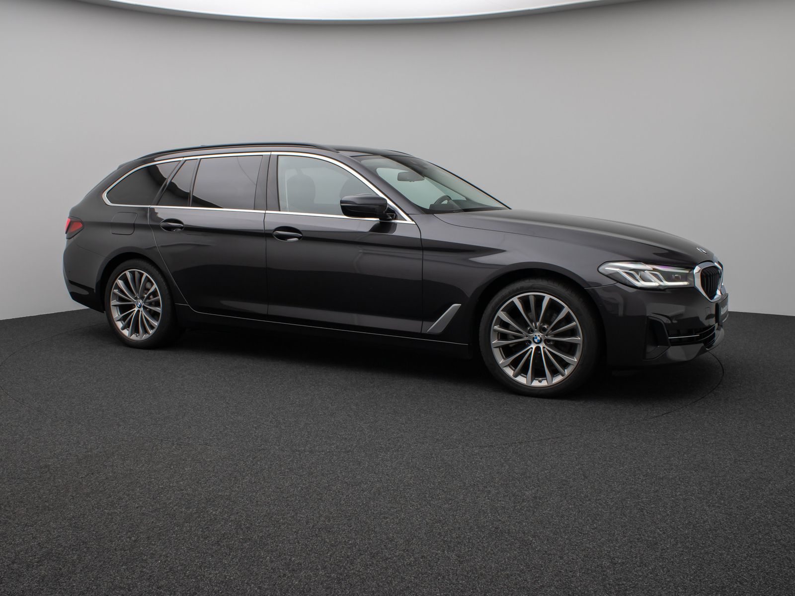 Fahrzeugabbildung BMW 520d xD Kamera HUD DAB H/K Fernlichtassist Alarm