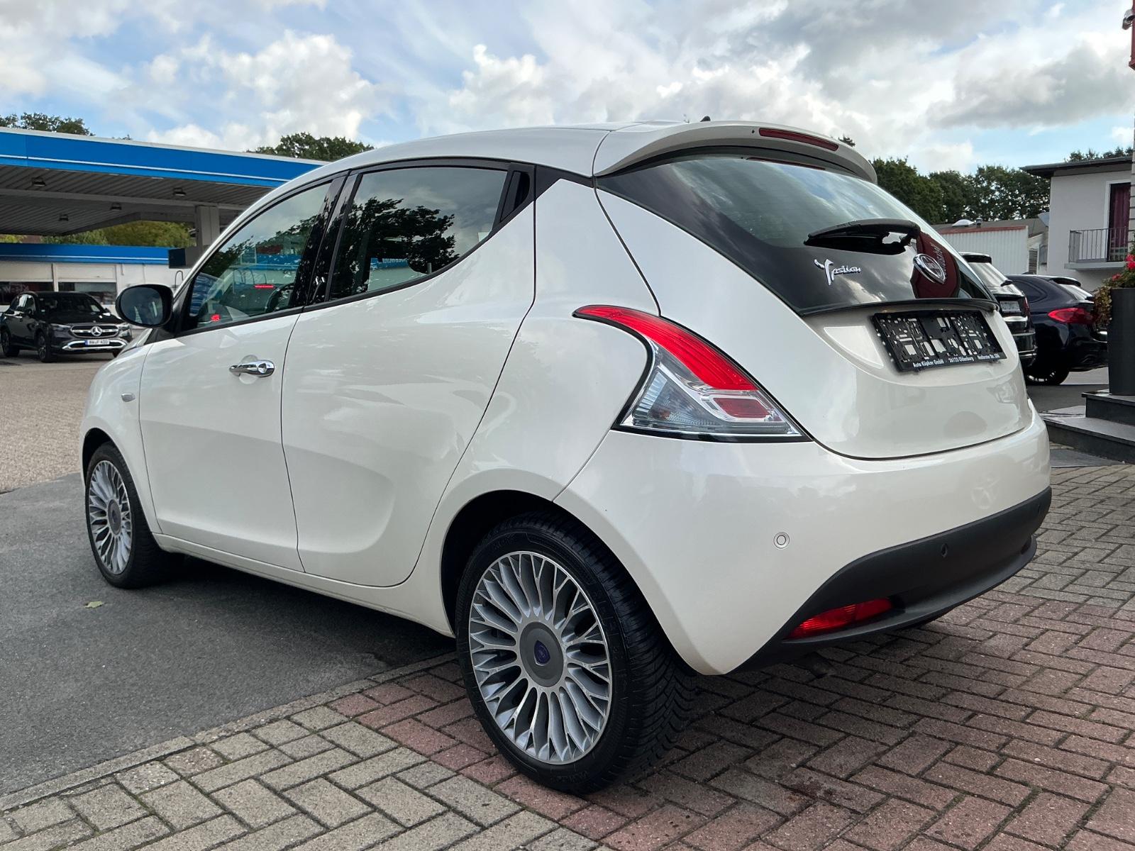 Lancia Ypsilon Platinum 0.9 Twinair PDC USB Allwetter