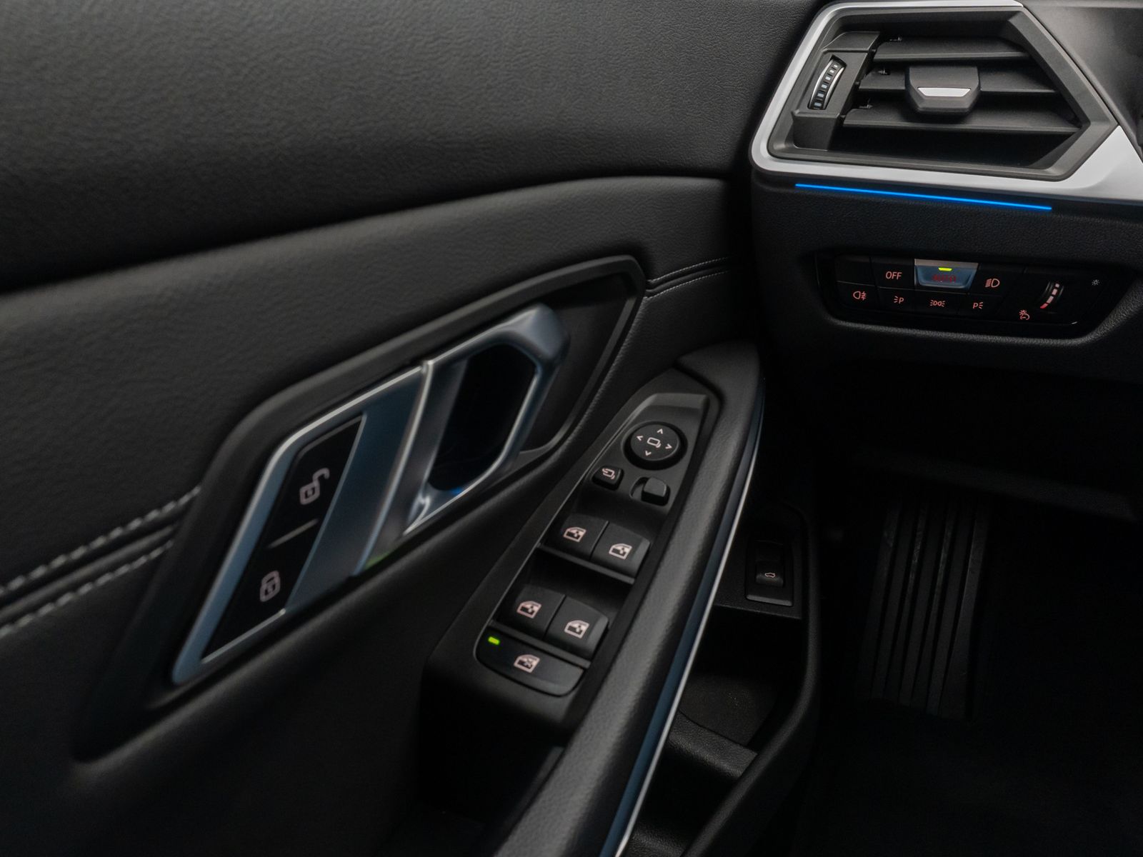 Fahrzeugabbildung BMW 318d Kamera DAB HiFi HUD Leder Komfort Sport LED