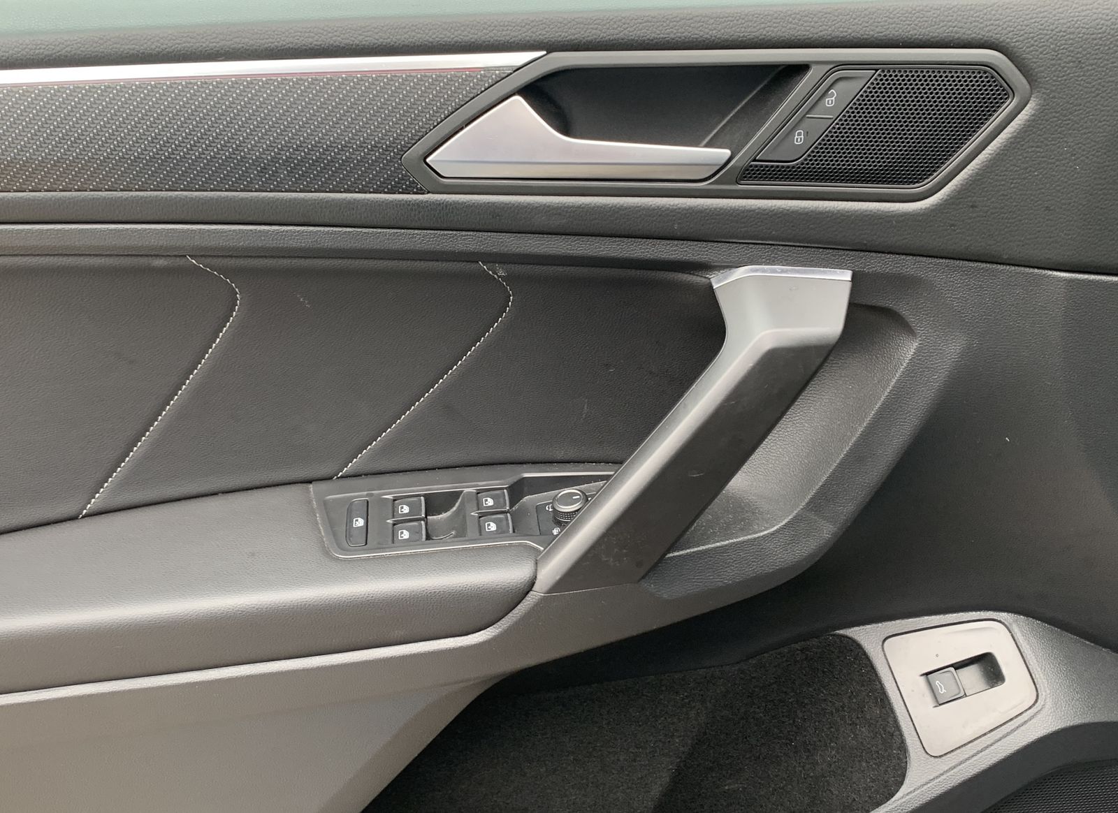 Fahrzeugabbildung Volkswagen Tiguan Allspace 2.0 TDI*R-Line*4Motion*AHK*Leder