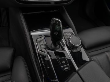 Fahrzeugabbildung BMW 530d xDr Tour AHK Pano ACC HUD Komfortsitz