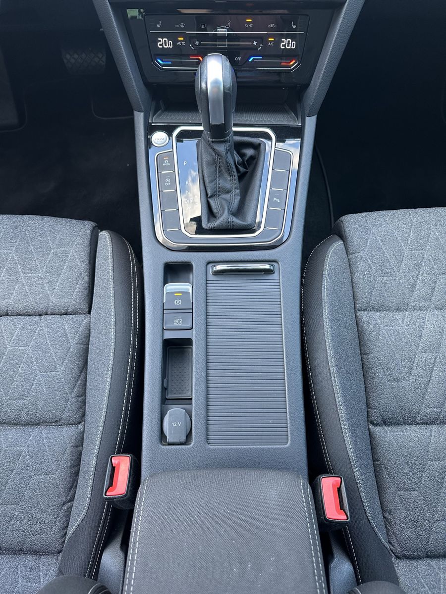Fahrzeugabbildung Volkswagen Passat Variant R-Line NAV+MATRIX+AHK+PANO+HEADUP