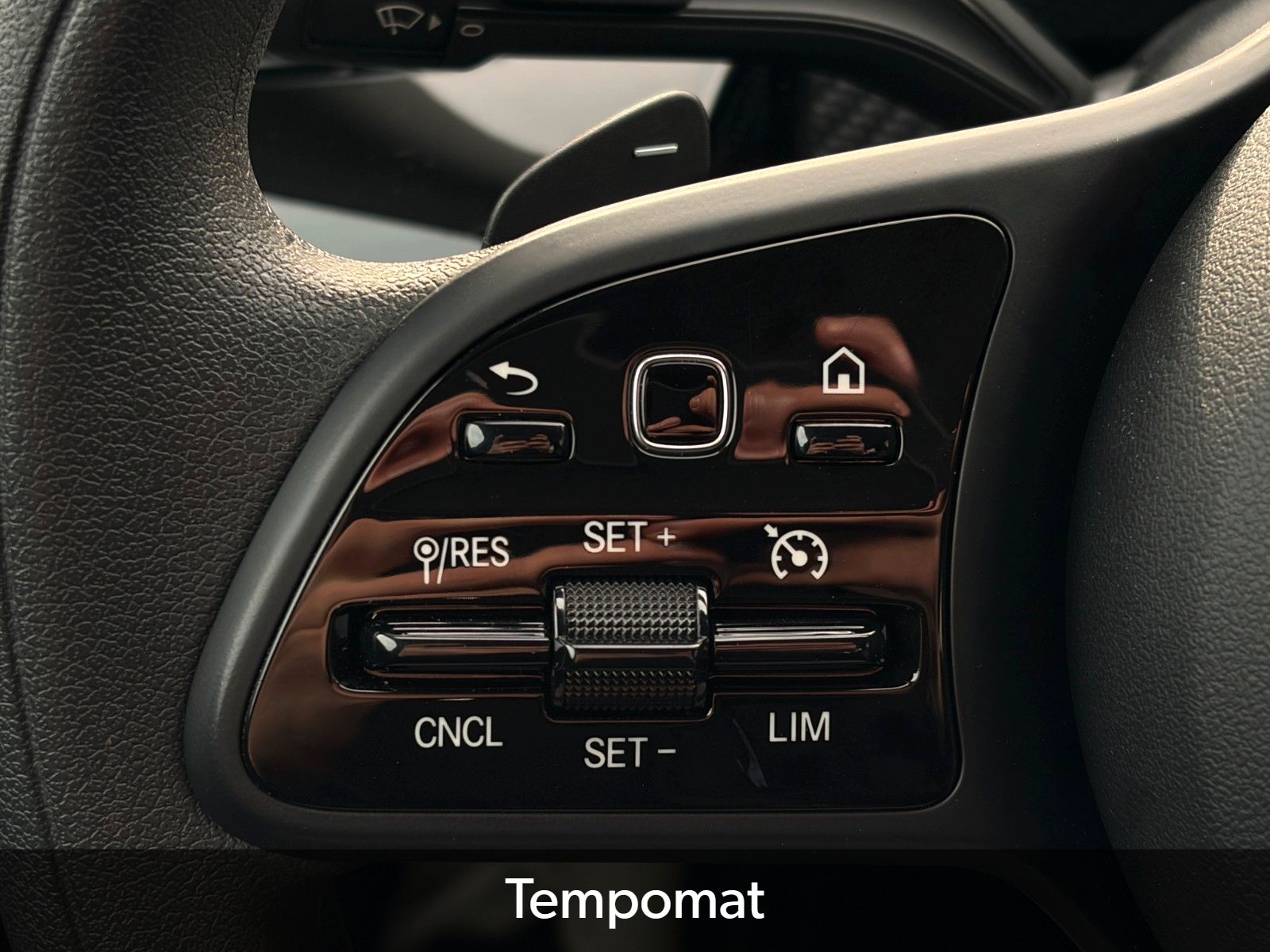 Fahrzeugabbildung Mercedes-Benz CLA 180 SB SHZ LKA TEMP MBUX Navi Wifi CarPlay