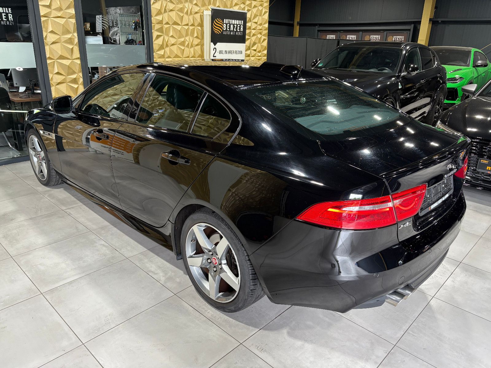 Fahrzeugabbildung Jaguar XE /TEMPOMAT/NAVI/SHZ/KLIMA/BI-XENON/SPURHALTE