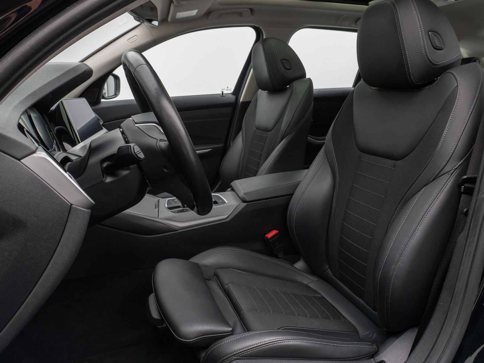 Fahrzeugabbildung BMW 320d Panorama DAB HiFi Lenkrhzg PDC AHK Alarm
