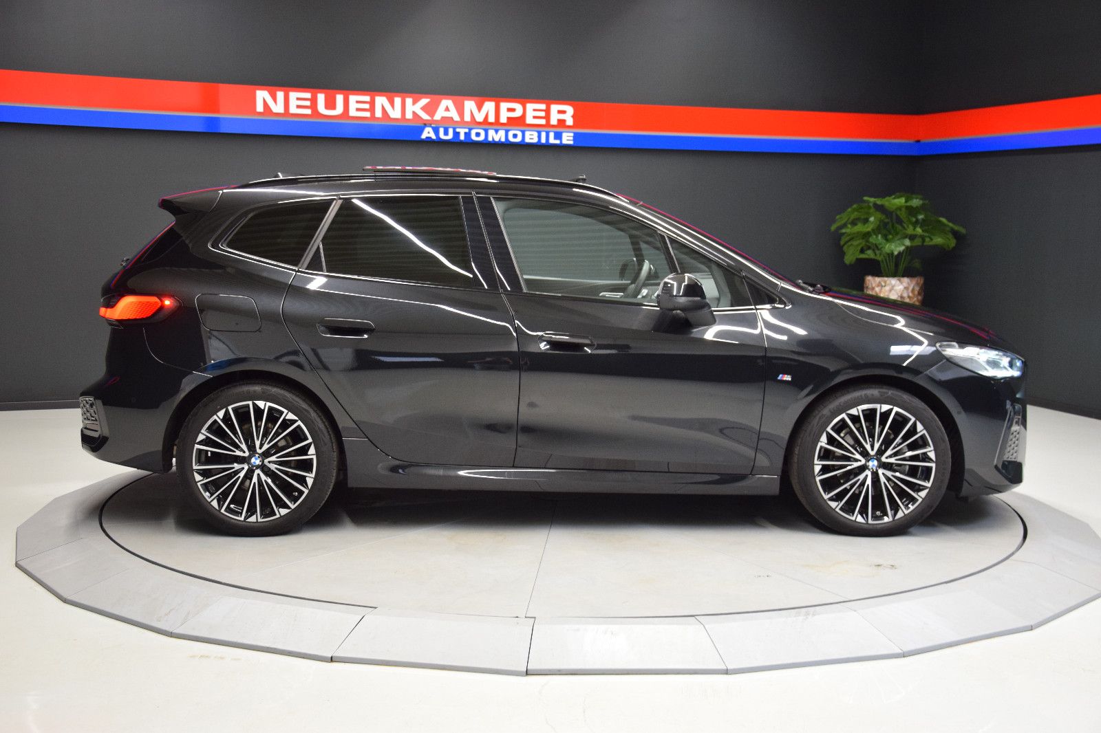 Fahrzeugabbildung BMW 218i Active Tourer M Sport Pano HuD ACC h/k