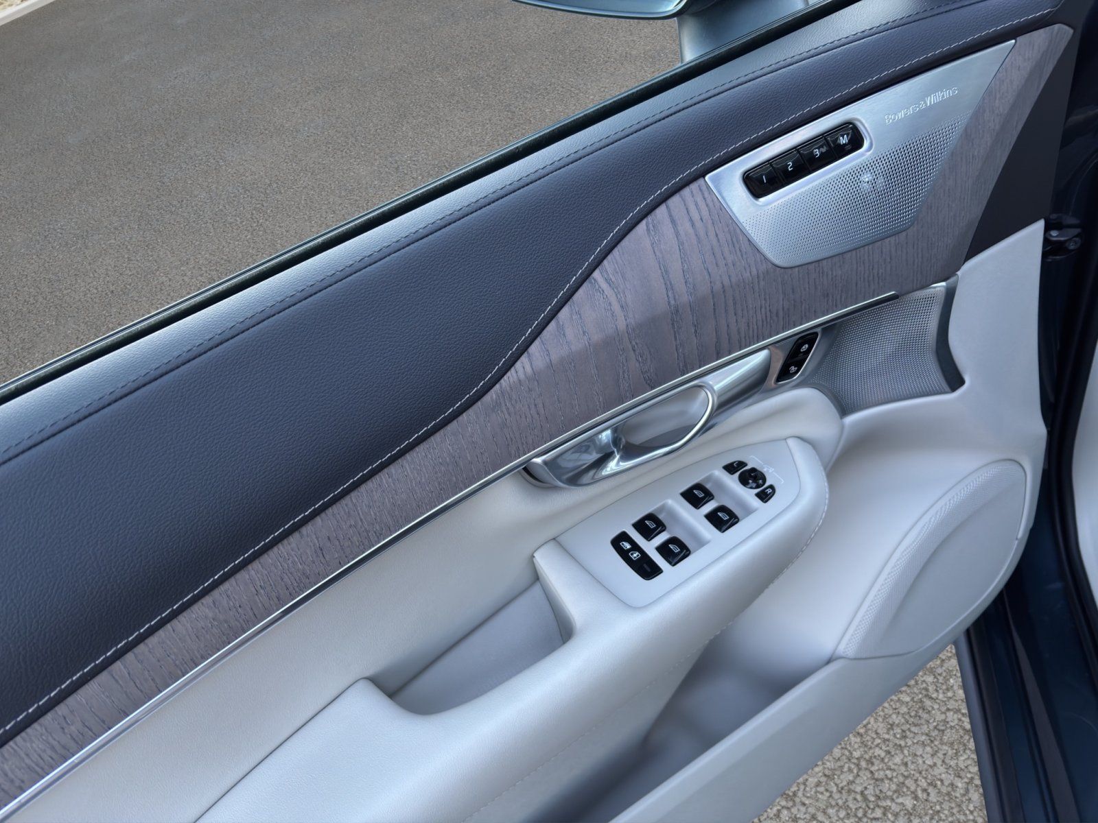 Fahrzeugabbildung Volvo XC 90 Ultimate Dark Recharge Plug-In Hybrid AWD