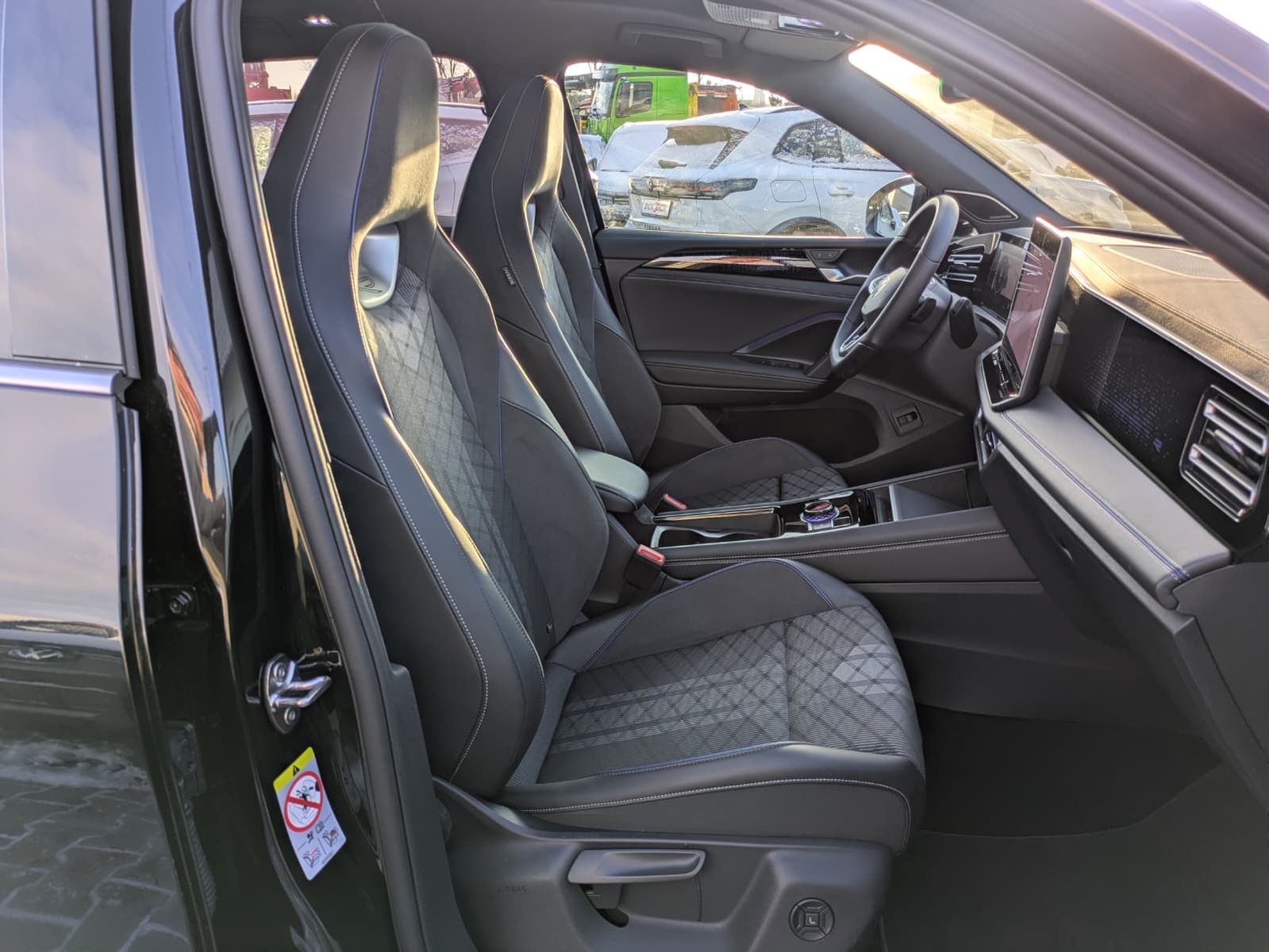 Fahrzeugabbildung Volkswagen Tiguan 2.0 TDI 4M R-Line PANO*H&K*AHK*MATRIX*20"