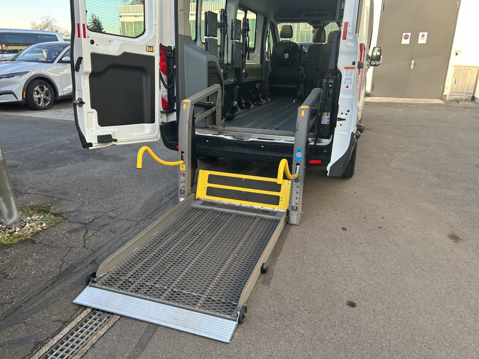 Fahrzeugabbildung Ford Transit FT 350 2.0 TDCi L3 FWD RAMPE/STANDHZG/