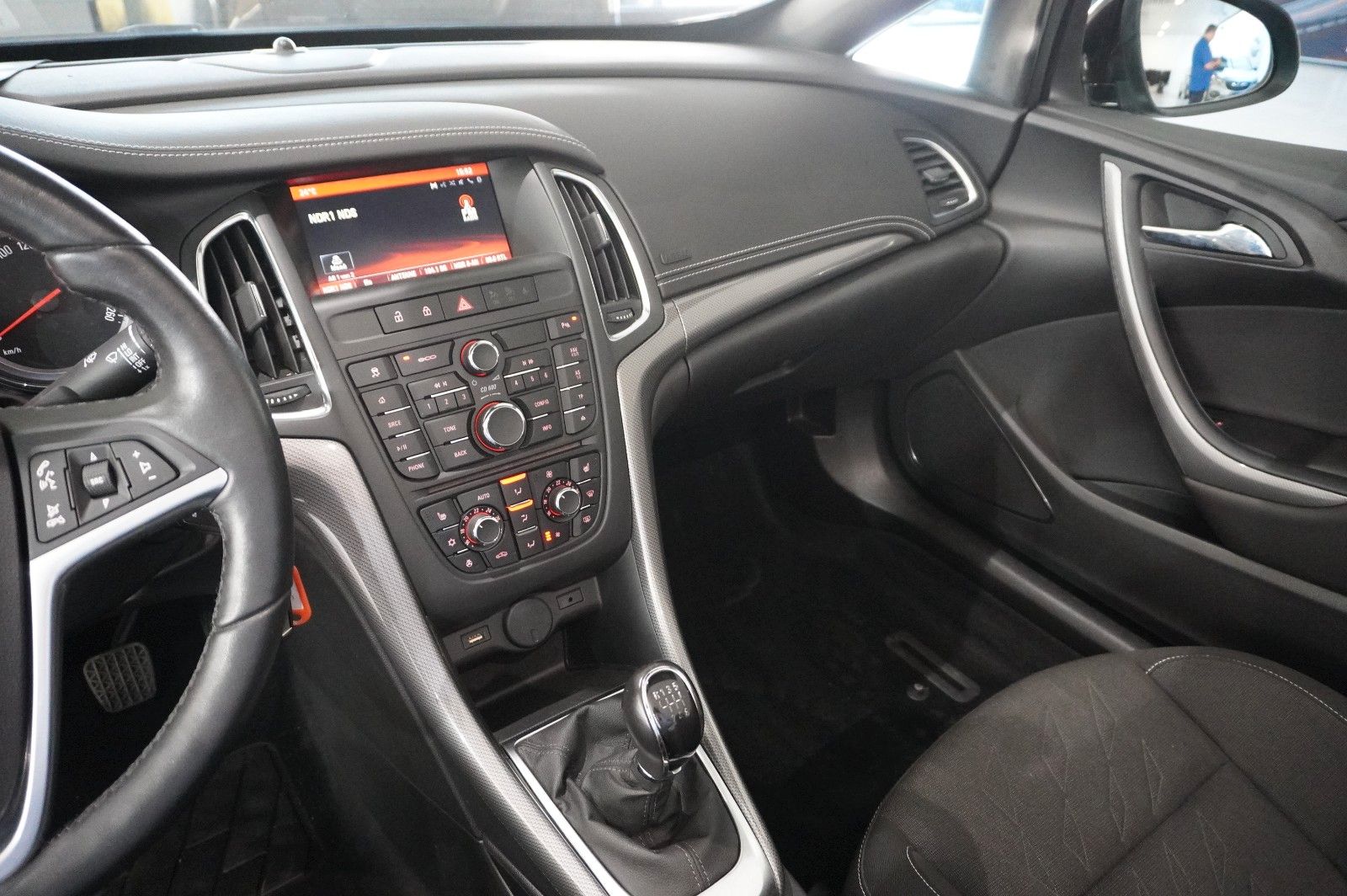 Fahrzeugabbildung Opel Cascada 1.4T EDITION SPORT/SHZ/TEMP/USB/BI-COLOR
