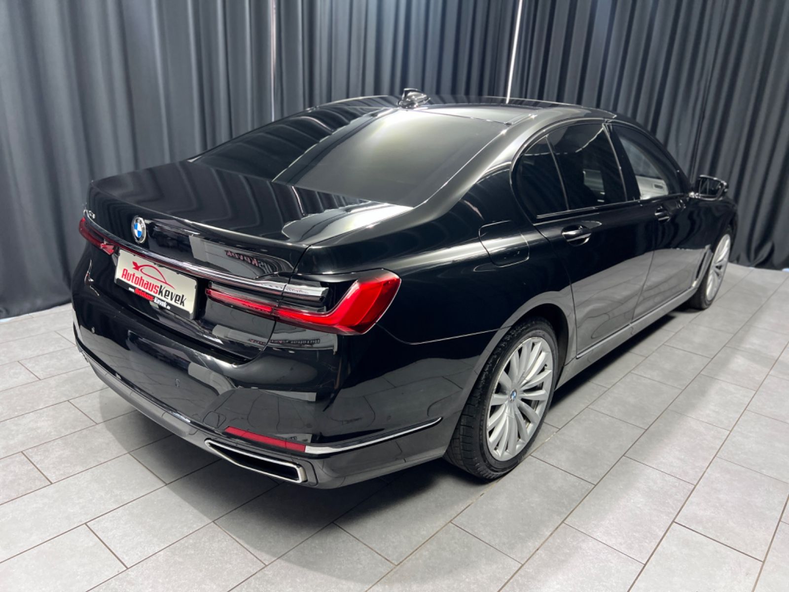 Fahrzeugabbildung BMW 750 d xDrive*LASER*TV*AHK*REMOTE-PARK*KAMERA*ACC