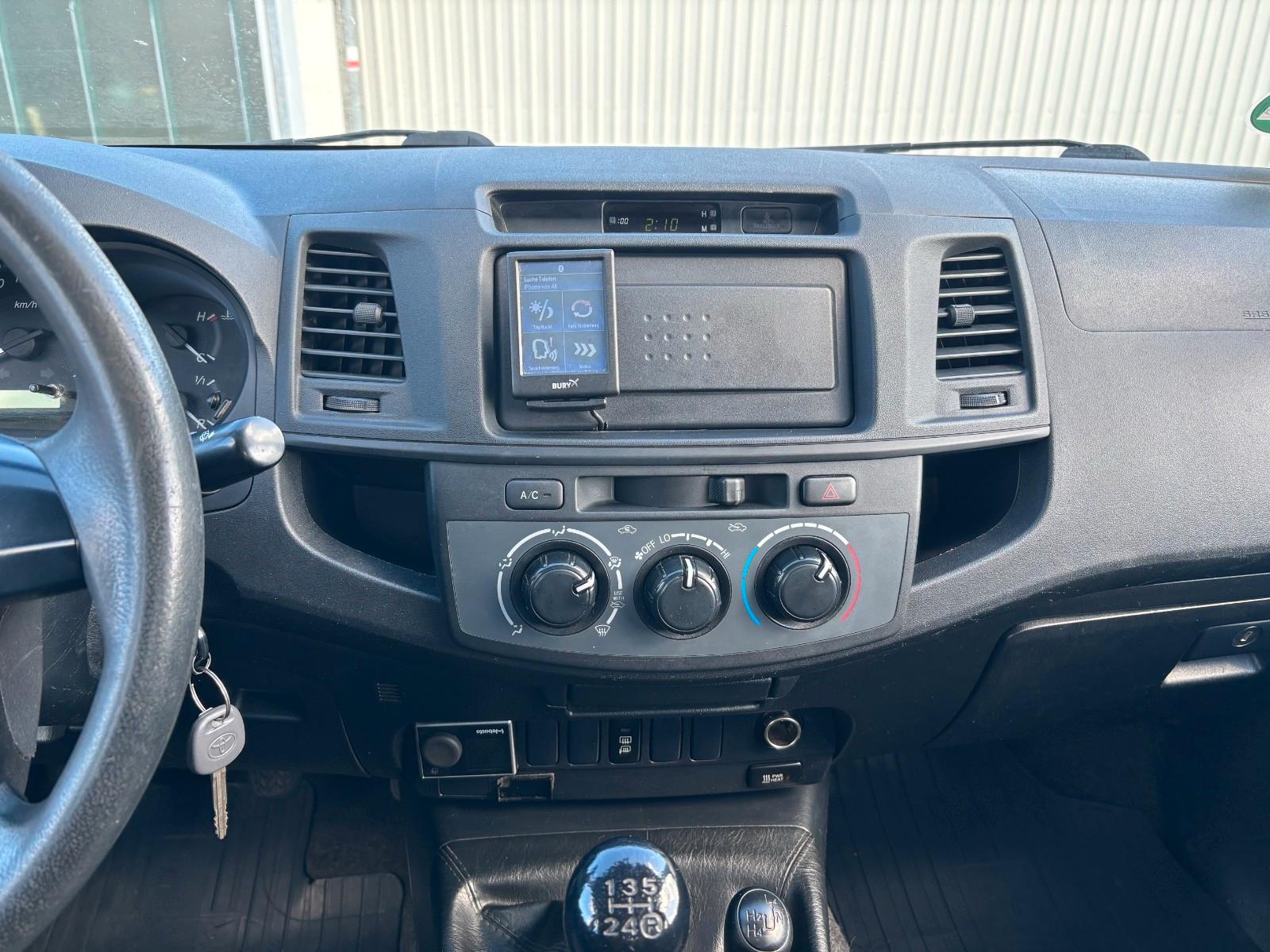 Toyota Hilux Double Cabine 2.5 144ch BVM - Carnet entretien - Attelage - Pneus toutes saisons