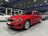 BMW 320 d Touring / PANORAMA / LEDER / HEAD-UP / 1HA - rote BMW 320