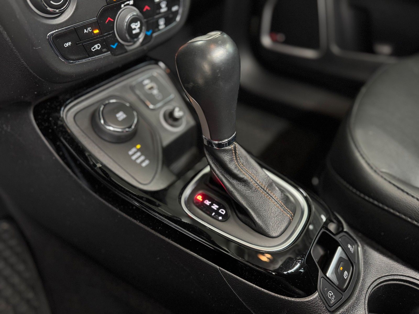 Fahrzeugabbildung Jeep Compass 1.4T Limited 4WD "Pano AHK Winterpaket"