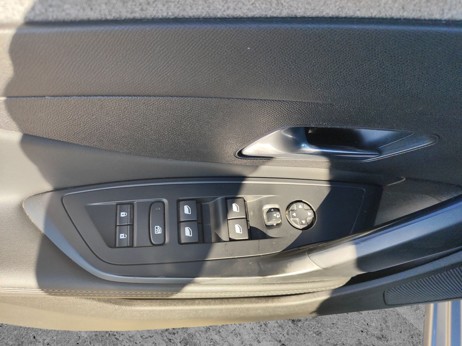 Fahrzeugabbildung Peugeot 308 Allure*Automatik*Kamera*LED*Navi