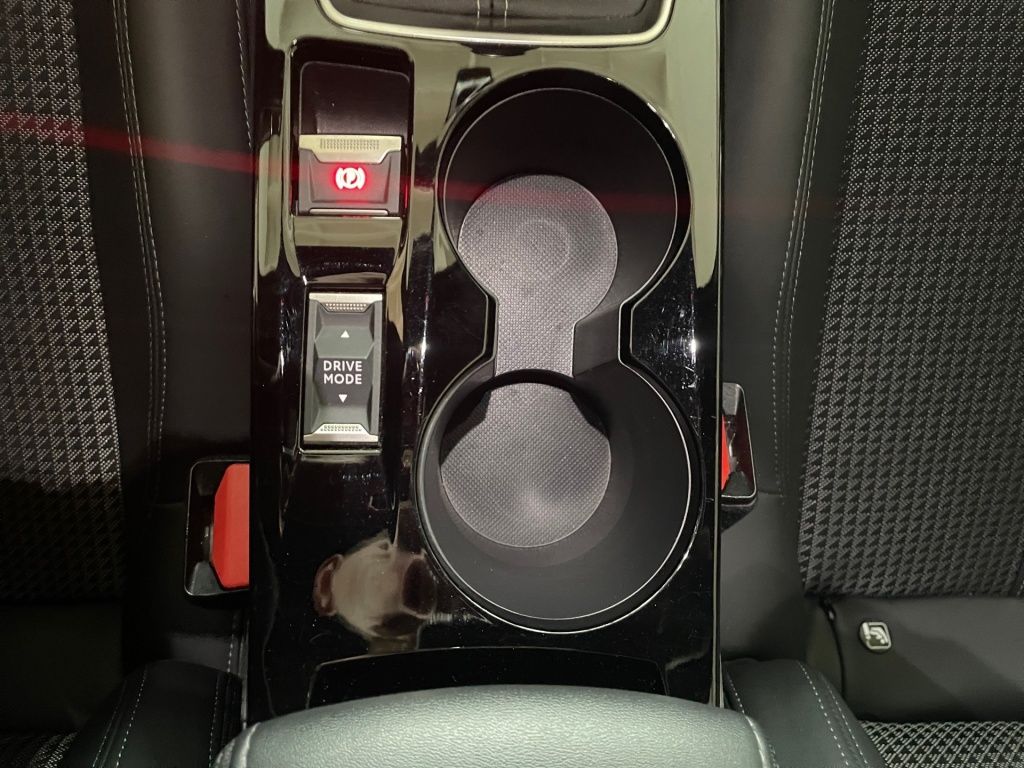 Fahrzeugabbildung Peugeot 2008 1.2 PureTech 130 Allure GT line, SHZ, Totw,