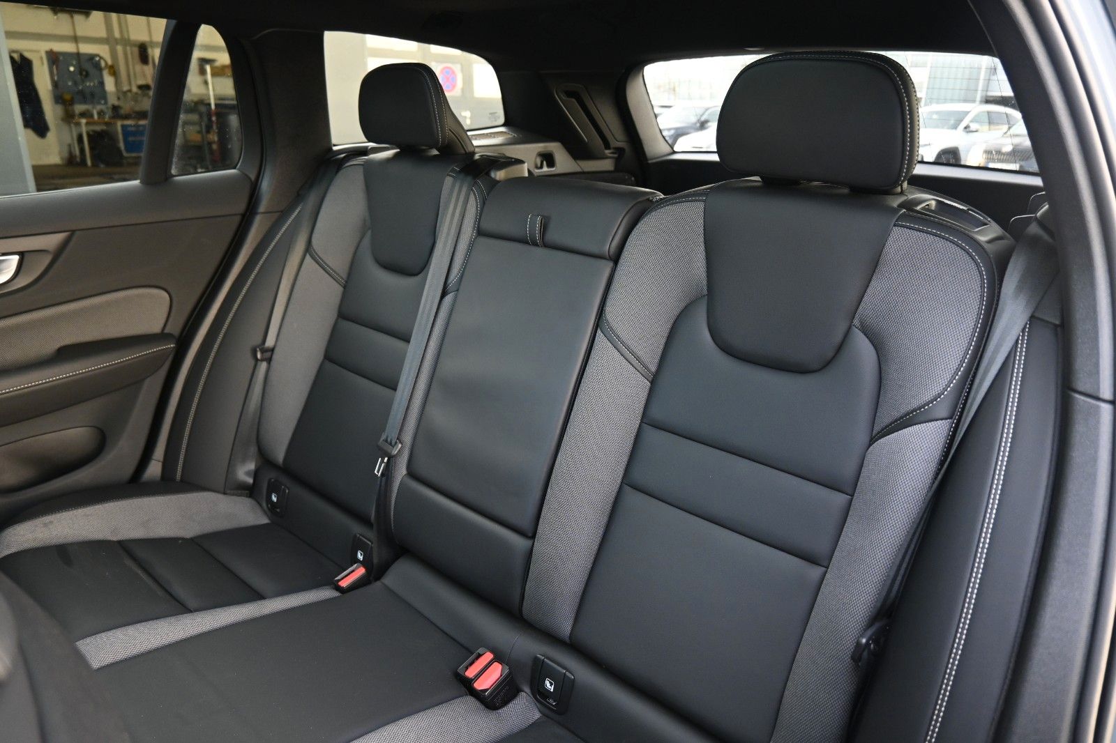 Fahrzeugabbildung Volvo V60 B4 Diesel CC Plus AWD*360°*PANO*H&K*