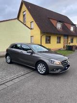 Mercedes-Benz Mercedes A180, Euro 6, TÜV, Benzin, Manuell - Mercedes-Benz A 180 Gebrauchtwagen in Freiburg