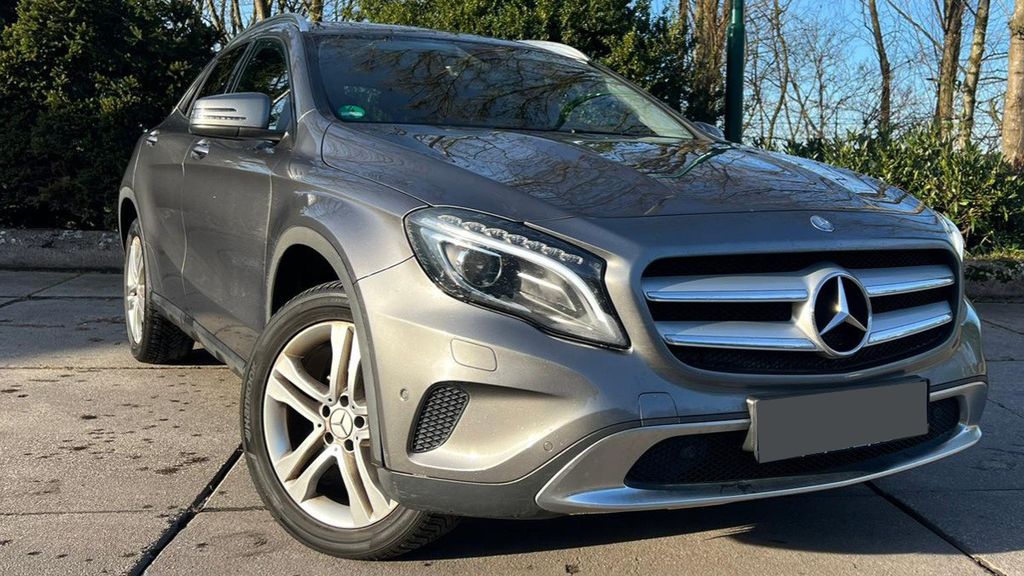 MERCEDES-BENZ GLA 200