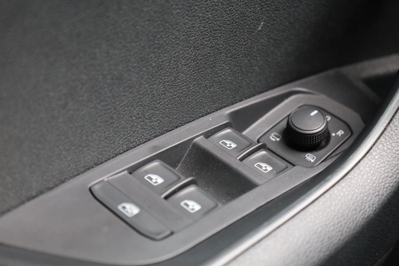 Fahrzeugabbildung SKODA Karoq Ambition 1.5 ACT DSG *Smart Link *SHZ