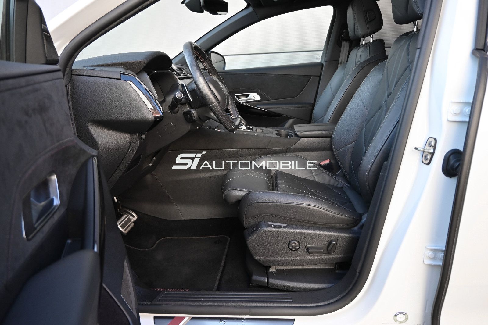 Fahrzeugabbildung DS Automobiles DS7 Crossback E-Tense 4x4 Perf.Line+ °AHK°FOCAL°