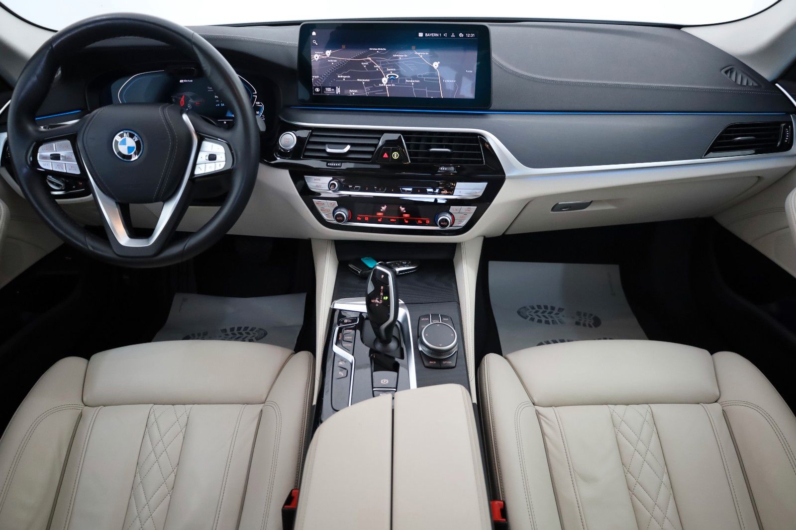 Fahrzeugabbildung BMW 545e xDrive Luxury Line,Navi,SD,4xSH,Kam,AHK,+WR
