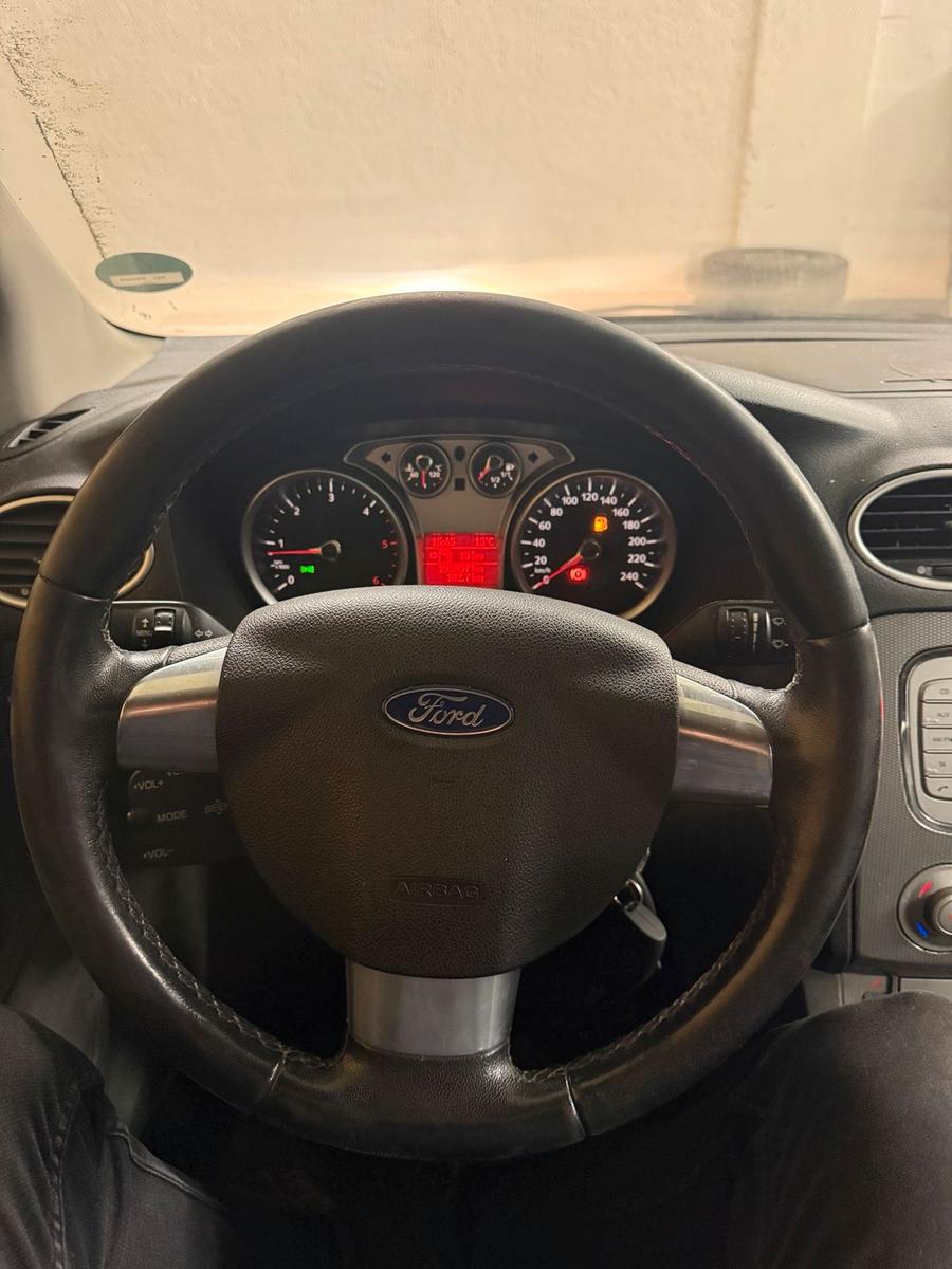 Ford Focus 2009 — photo 8