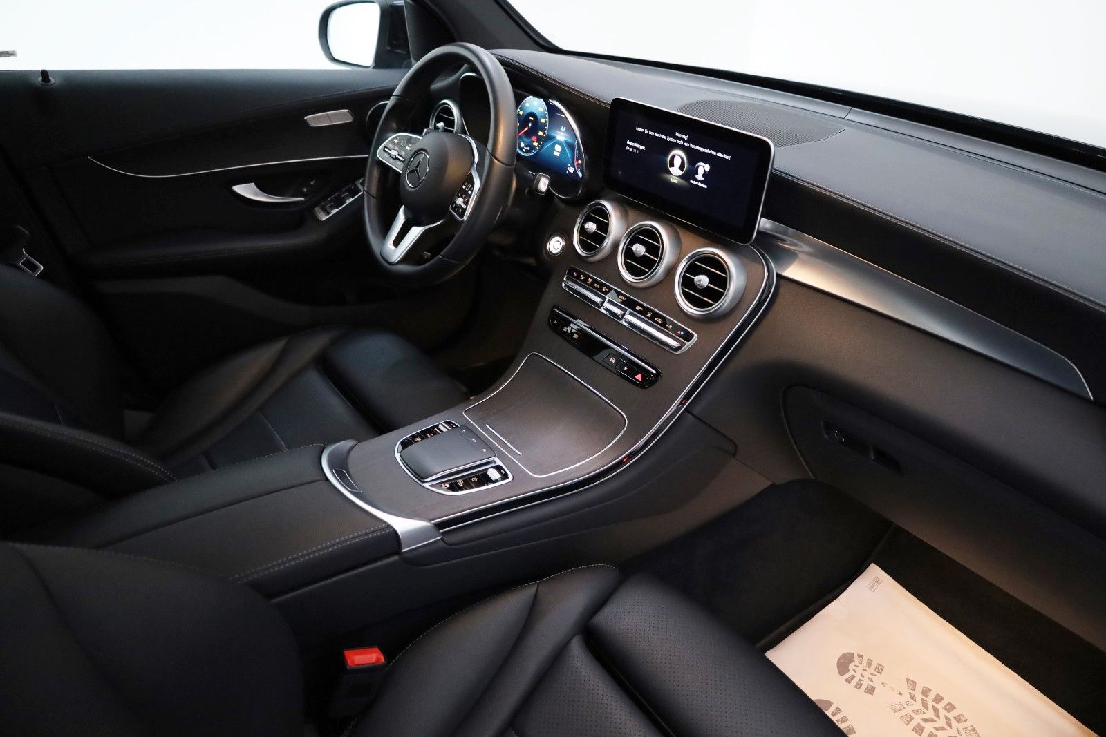 Fahrzeugabbildung Mercedes-Benz GLC 300e Coupe 4M,Leder,Navi,LED,GSD,360Kamera