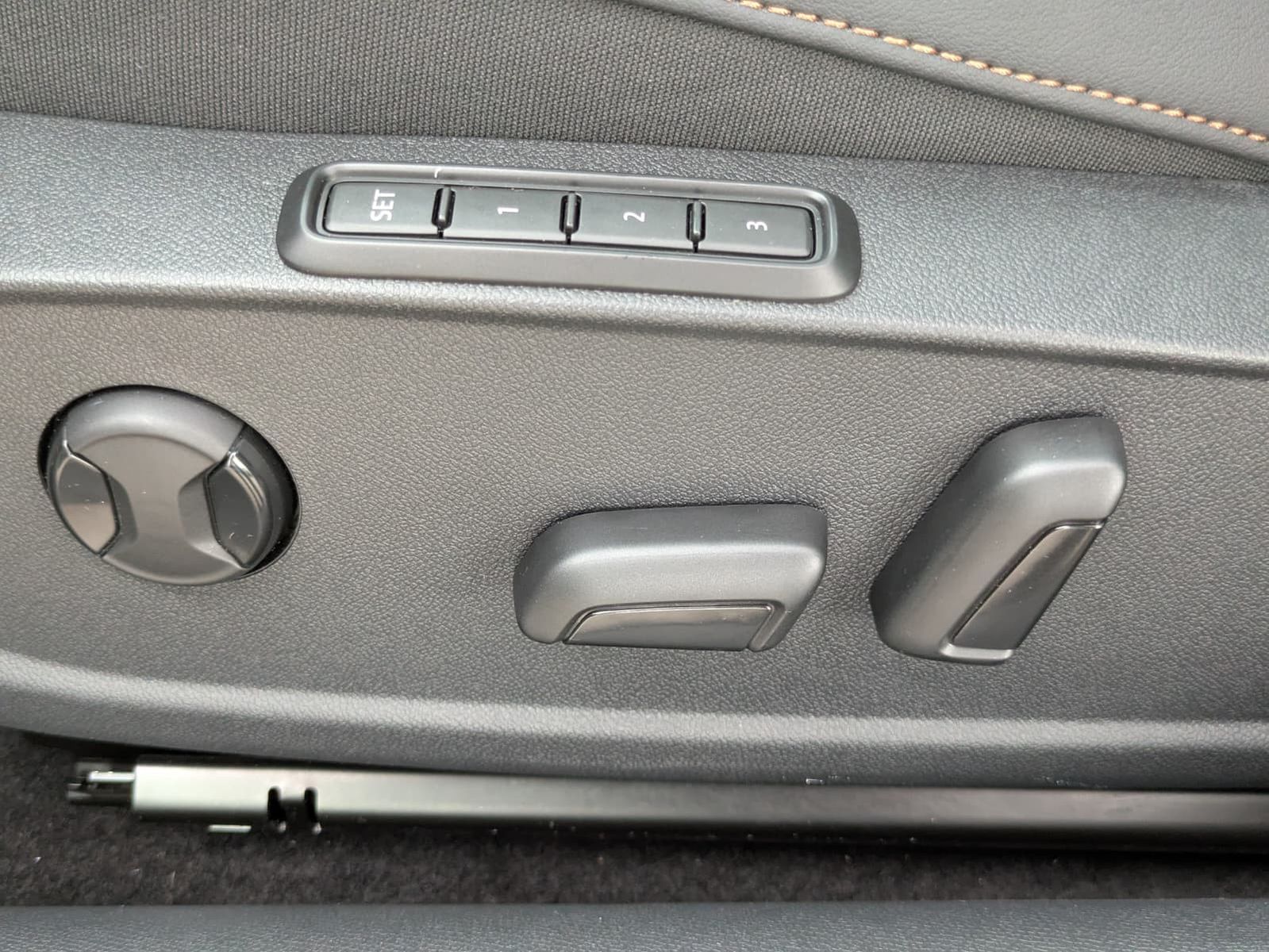 Fahrzeugabbildung CUPRA Leon 2.0 TSI VZ 4x4 PANO*MATRIX*AHK*SENNH.*DINAM