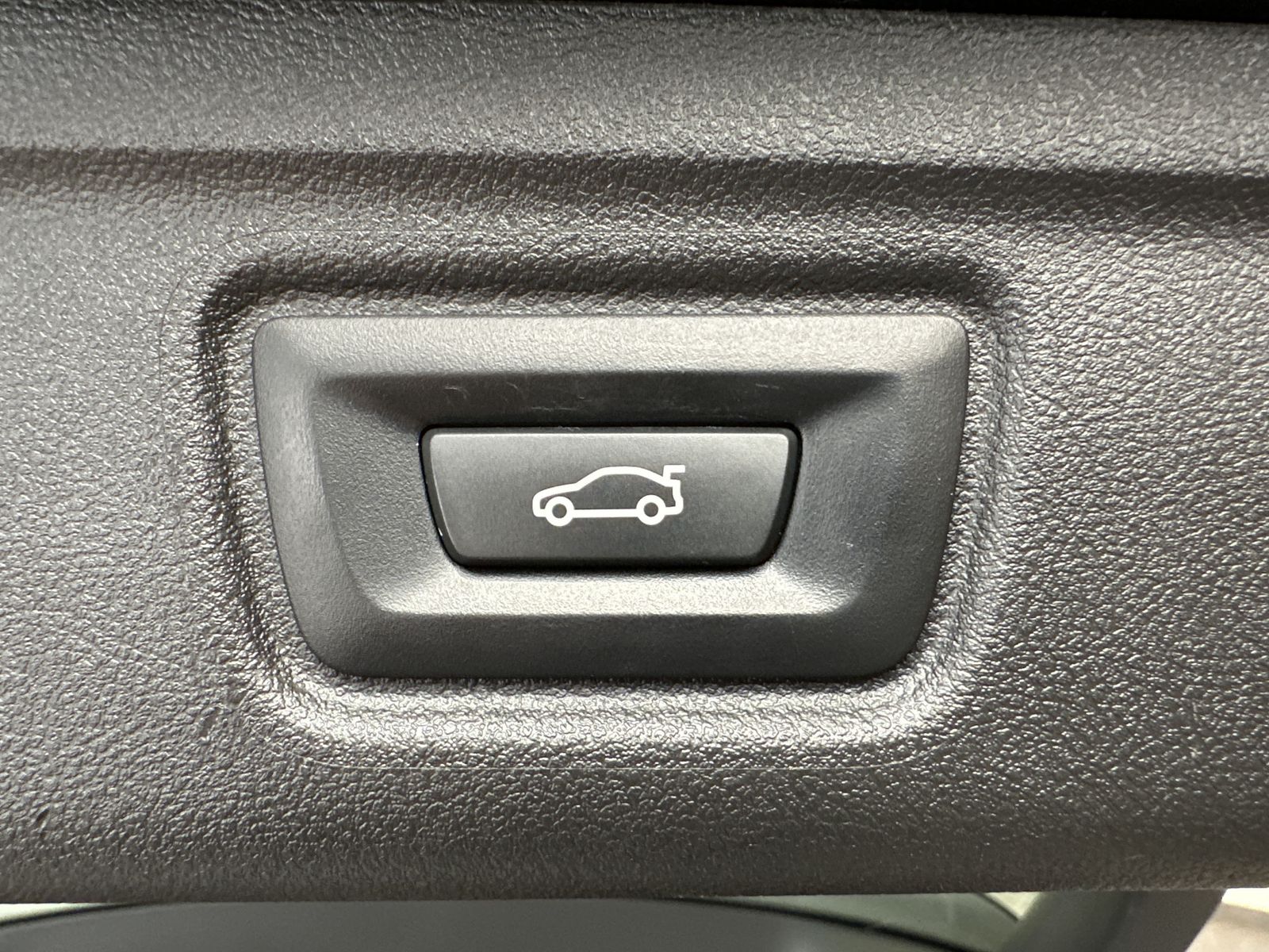 Fahrzeugabbildung BMW 330e Touring xDrive M-Sport NAV+LED+360°+HUD+HIF