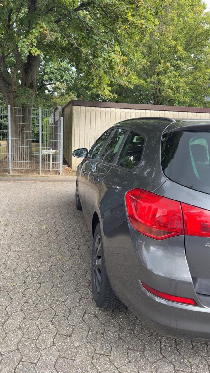 Opel Astra 2011 — engine 1.686 cm³, 110 HP (81kW)