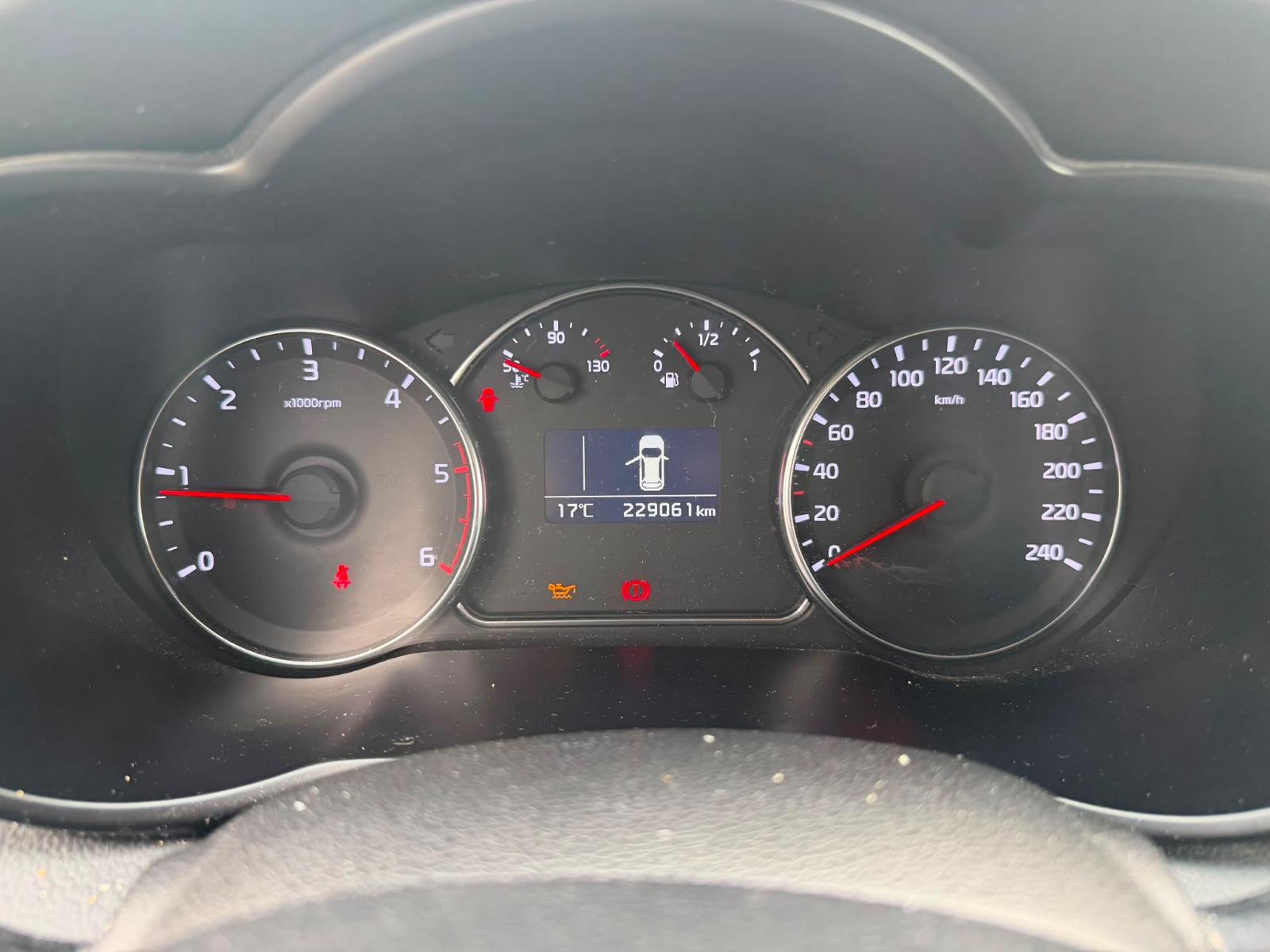 Kia Carens 2014 — photo 15