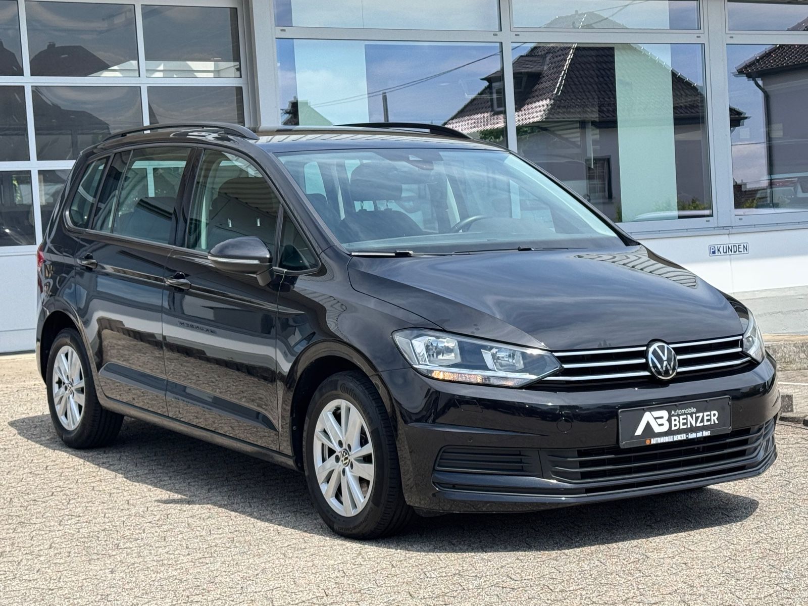 Fahrzeugabbildung Volkswagen Touran Comfortline/ACC/AHK/PDC/Navi/Massage/1H