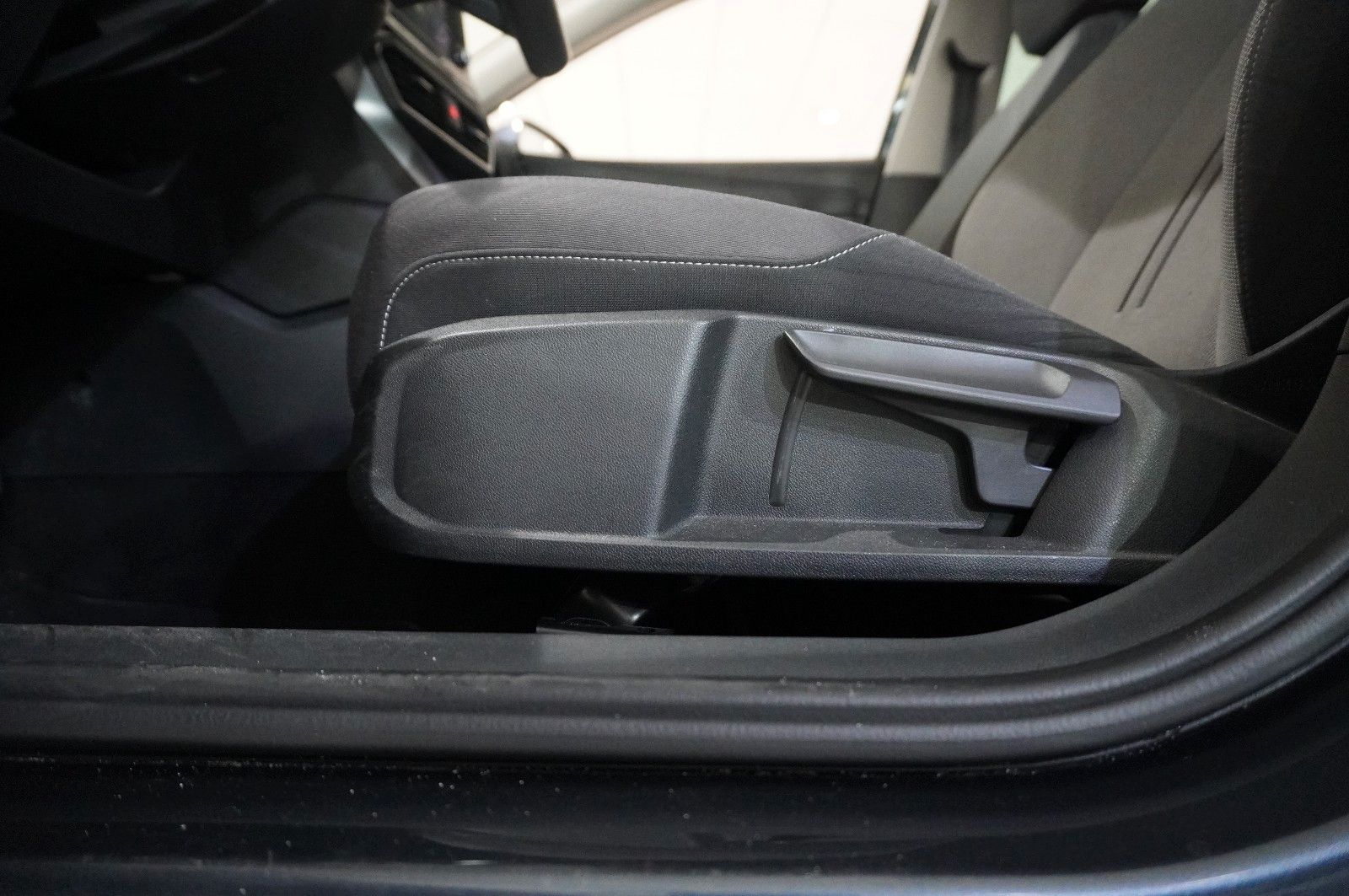 Fahrzeugabbildung SEAT Leon ST 1.0 E-TSI STYLE DSG NAVI/LED/KAMERA/DAB+