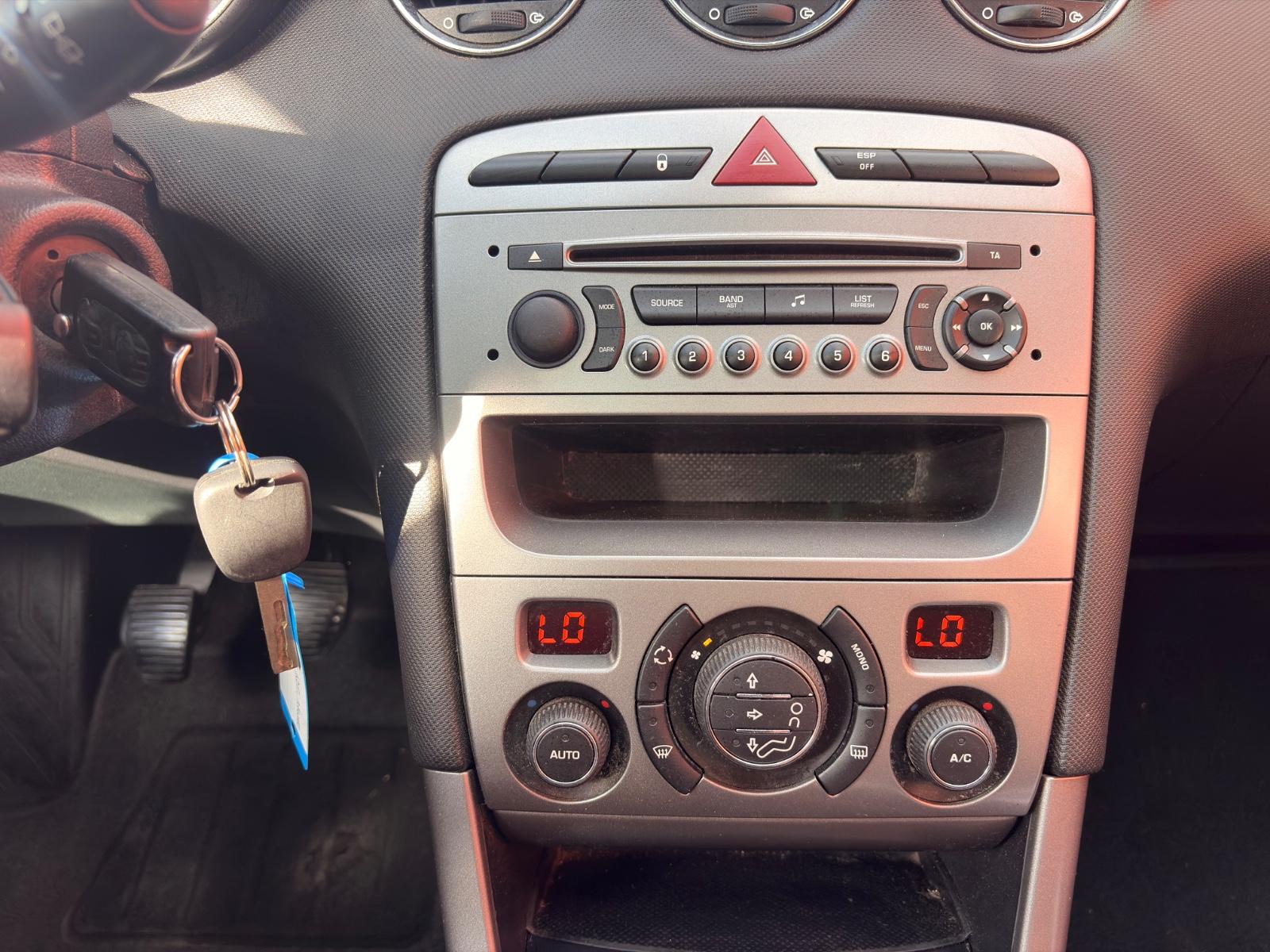 Peugeot 308 2012 — photo 24