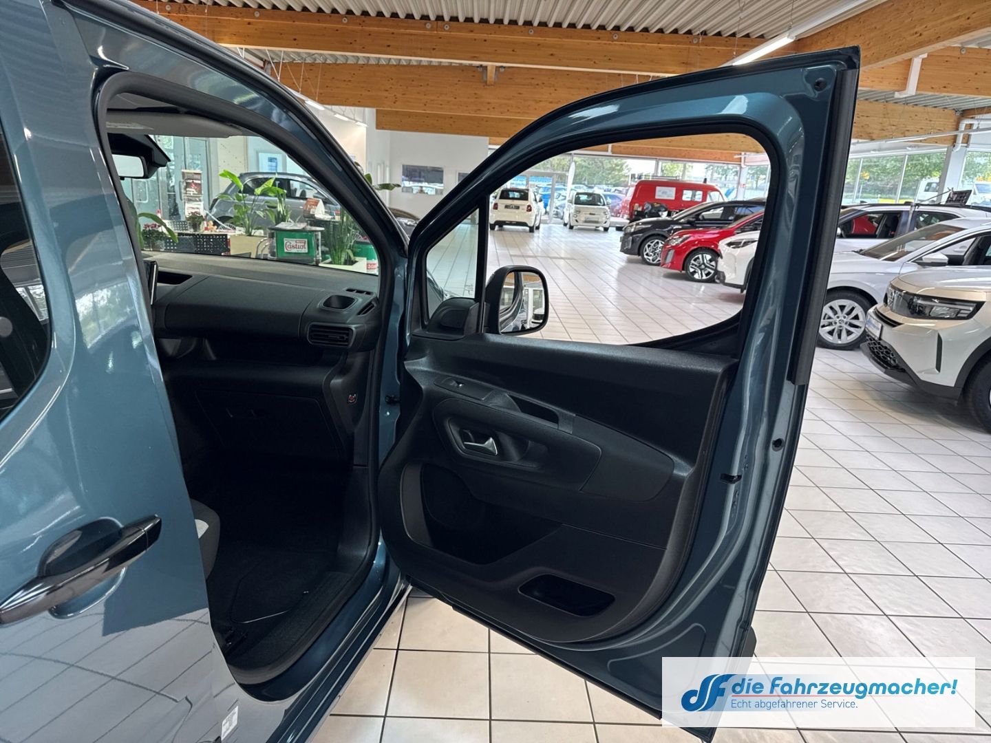 Fahrzeugabbildung Citroën Berlingo Plus Elektromotor M LED Apple CarPlay A