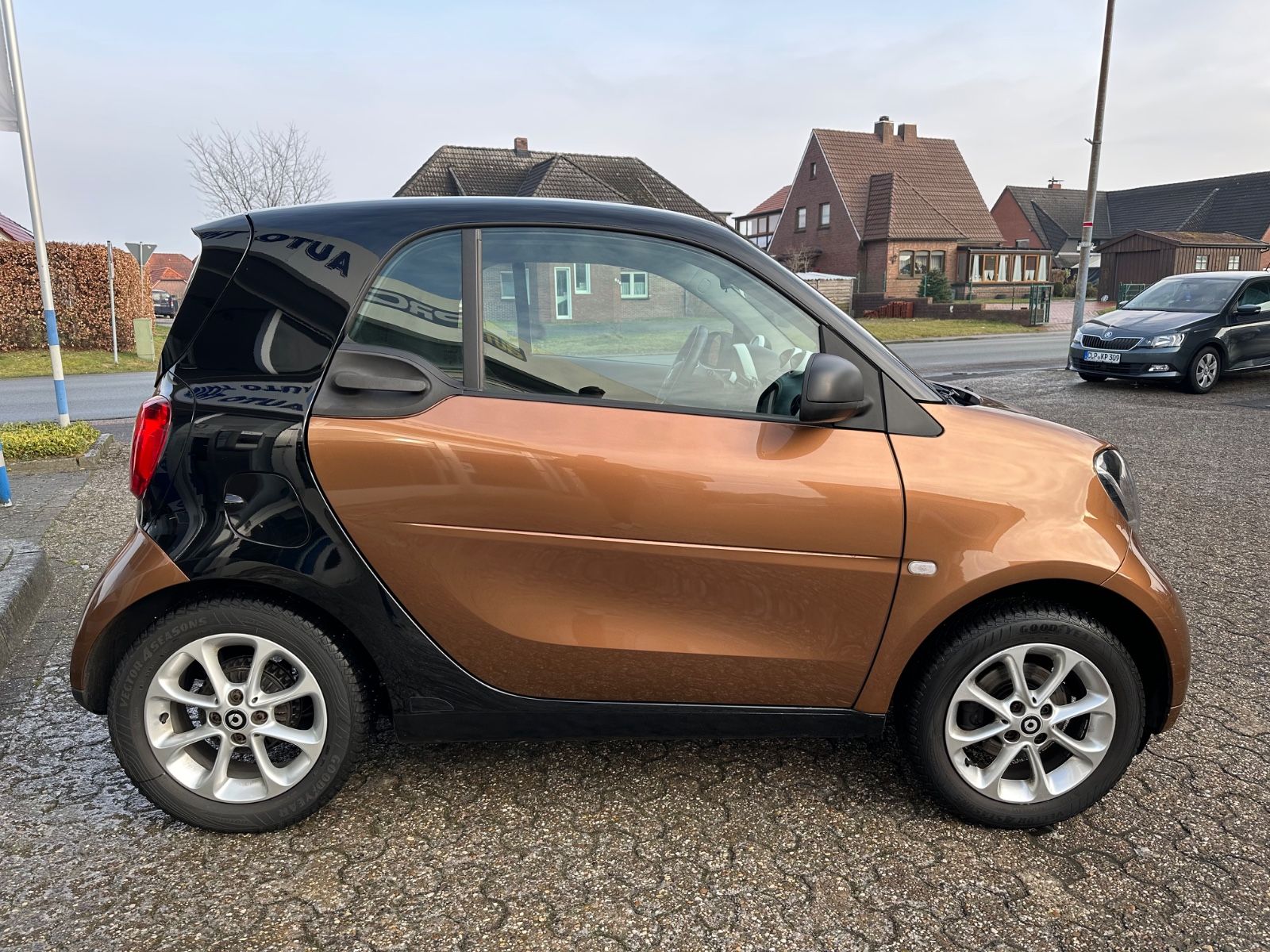 Fahrzeugabbildung Smart ForTwo coupe Pano/SHZG/GJR/Audio/hazelbrown