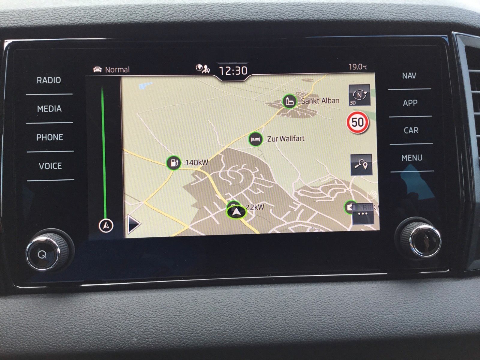 Fahrzeugabbildung SKODA Karoq 2.0l TSI DSG 4x4 Sportline+AHK+Matrix+Pano