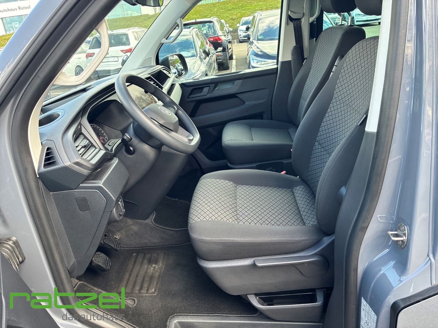 Fahrzeugabbildung Volkswagen T6.1 Multivan Family Trendline 4 Sitze AHK Navi